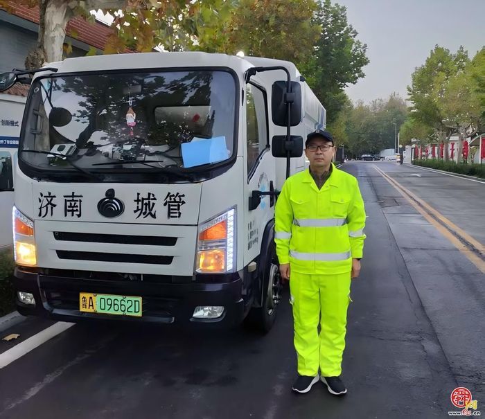 深夜高架桥上一束灯，照亮城市文明底色...
