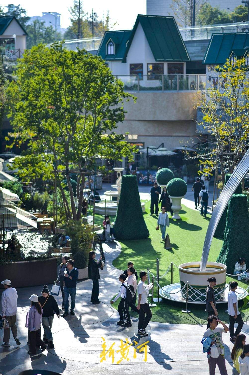 济南CBD商业综合体下沉广场换新装 8家人气首店点亮秋日微度假