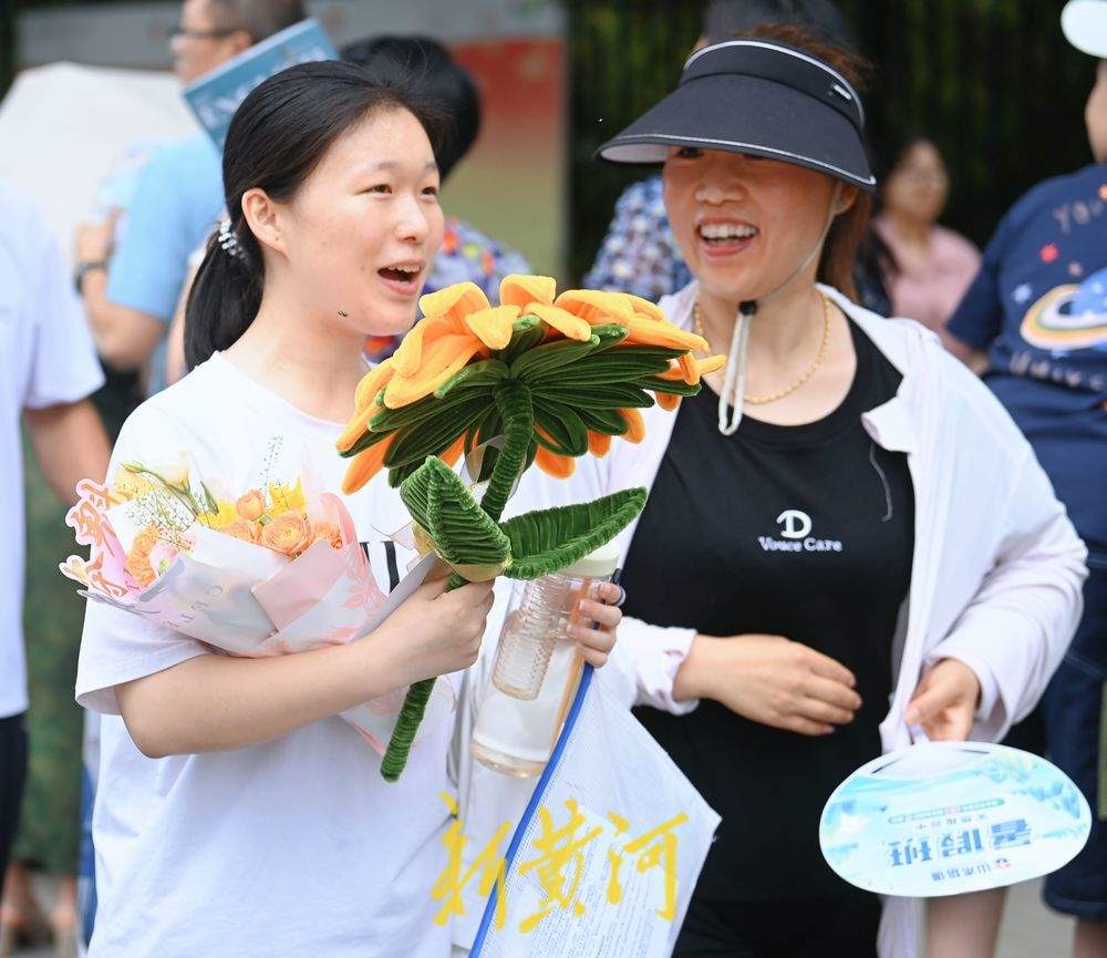 仪式感满满 高考首场考试结束 家长手捧花束送祝福