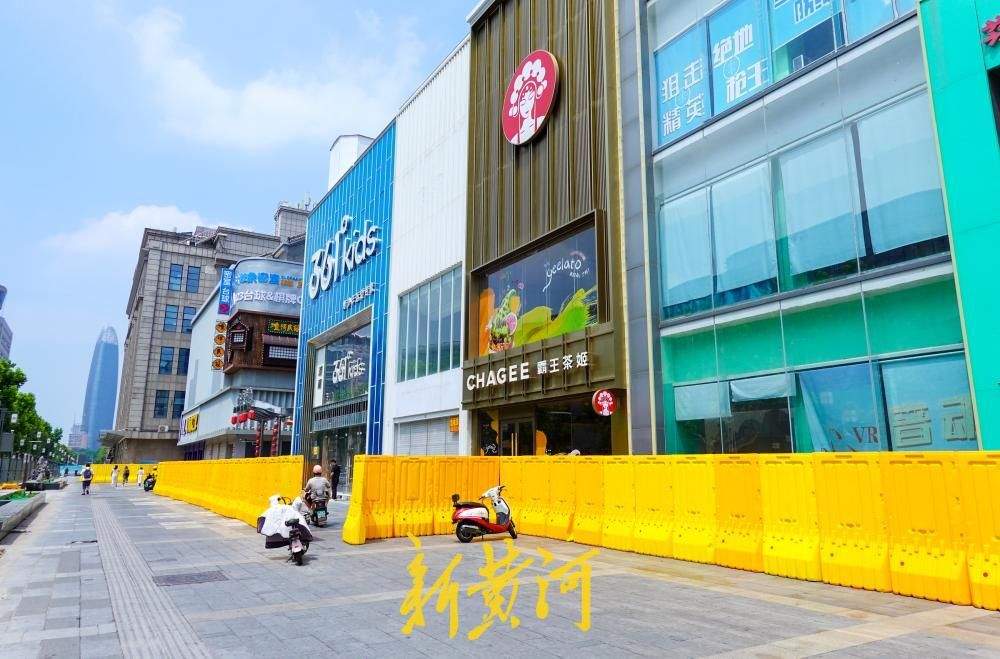济南:泉城路快车道临时开放通行 人行道改造同步开启