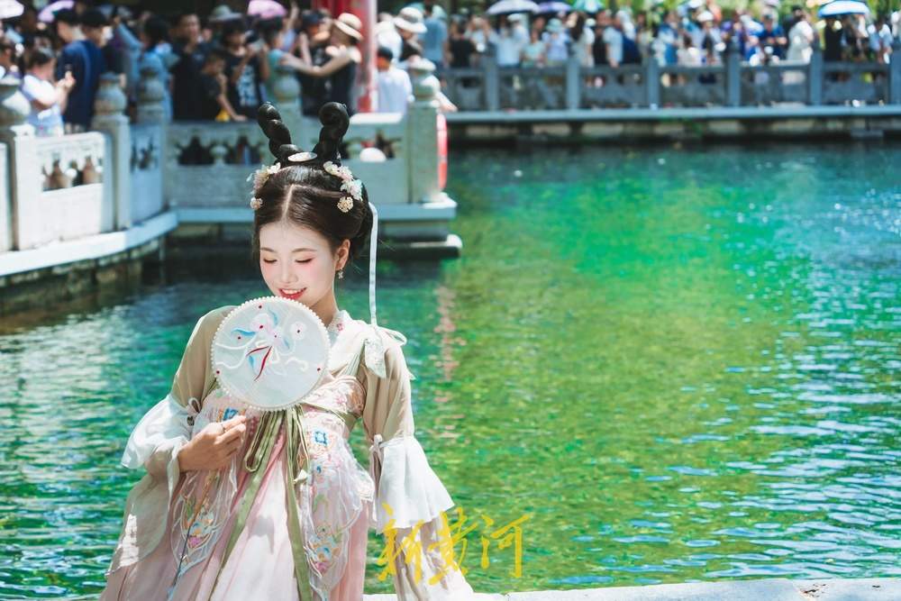 趵突泉水位单日猛涨18厘米，游客争睹胜景