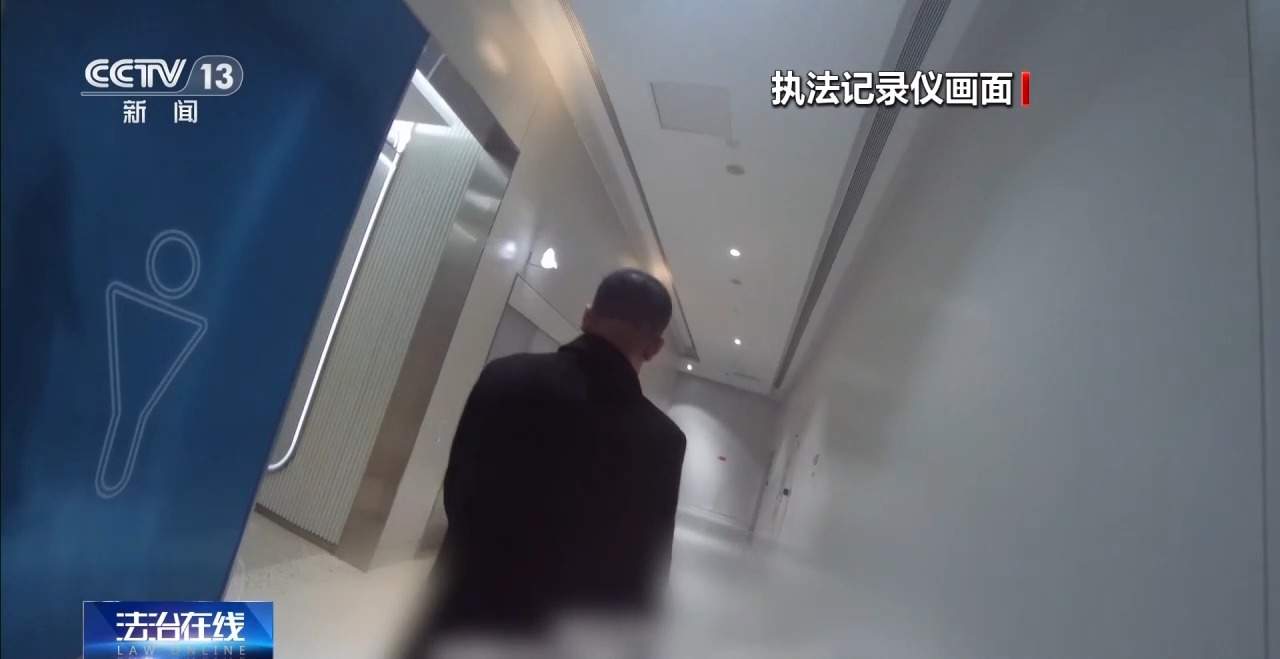 网友见面试戴名表 40万金表秒变“高仿货”