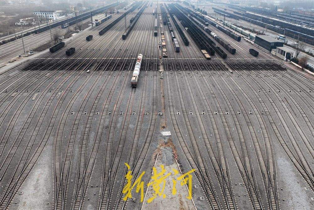 新春走基层｜探访济西站驼峰班组：春运货物顺利签收背后有群“列车分拣师”