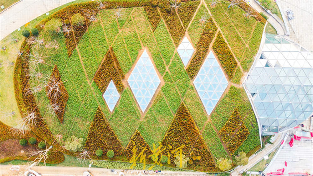 地铁4号线泉城公园站“挂牌”，出入口“披绿”融入公园景观