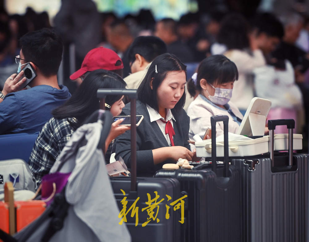 火车站里人从众，市民开启假期赶路模式