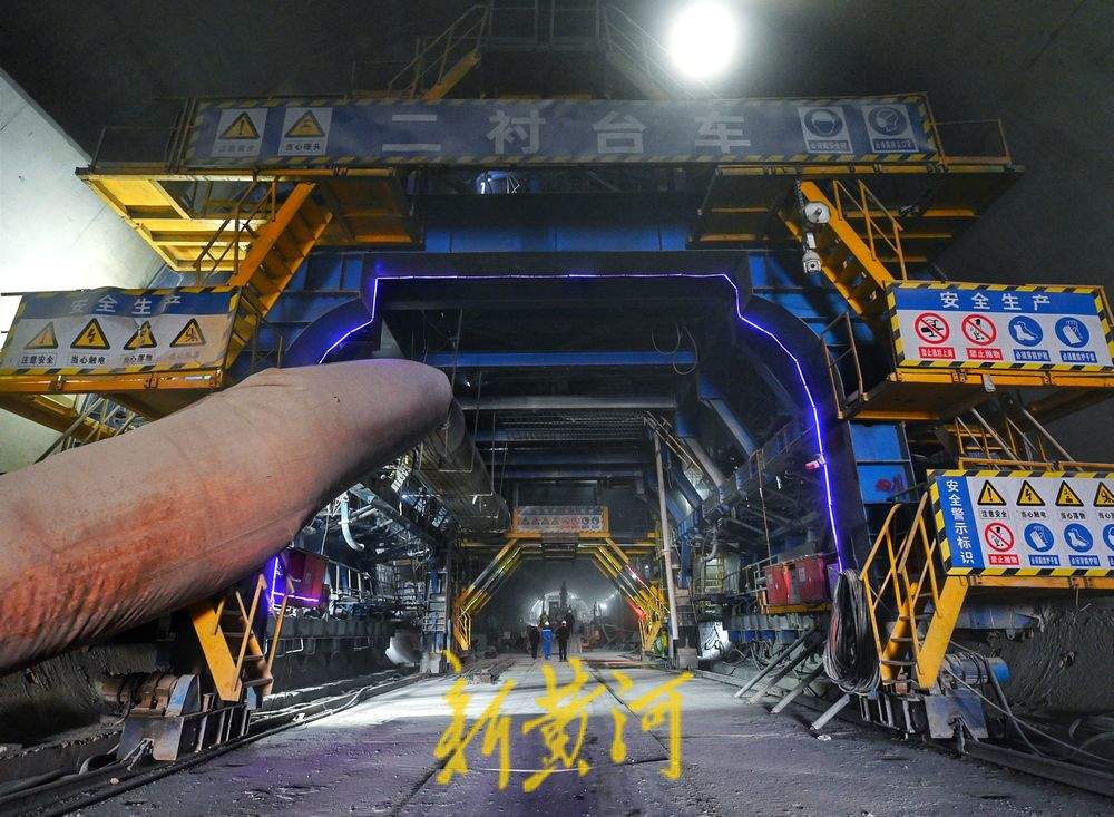 济枣铁路新龙山隧道顺利贯通