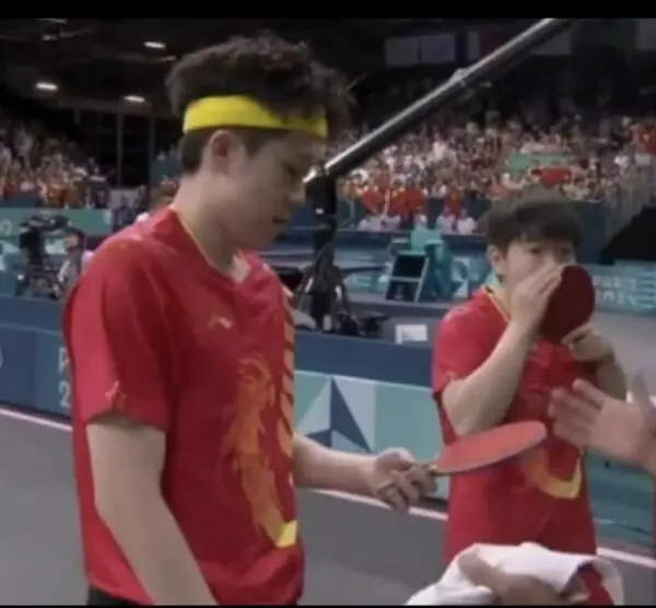 真相来了!视频回放王楚钦球拍被踩断始末