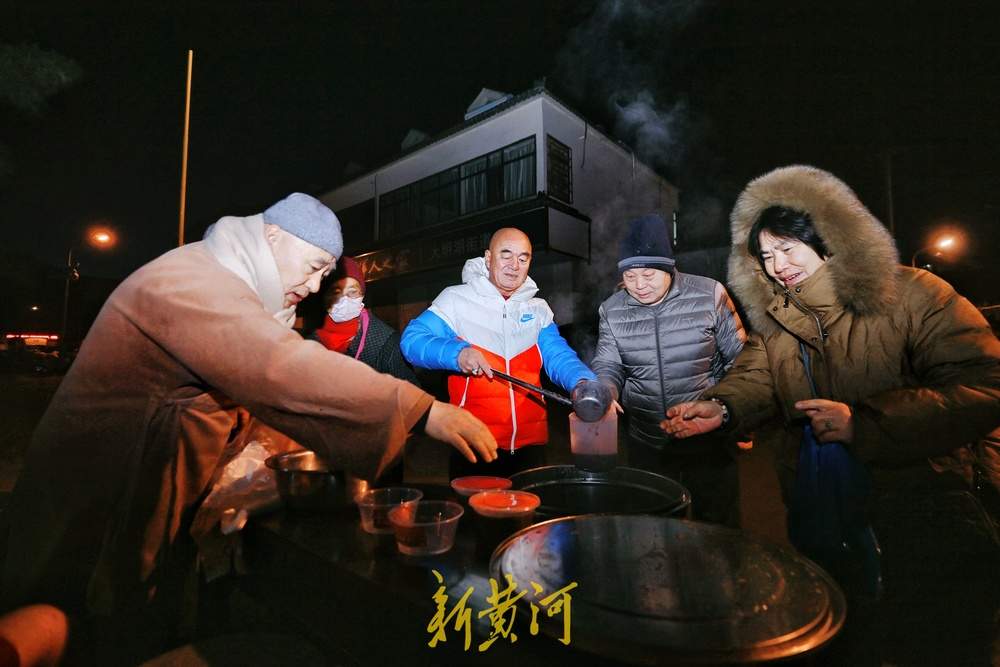 腊八清晨，济南崇明寺前施粥年味浓 