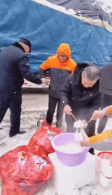 “一家9口，全部出动！”