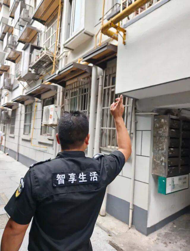 男子捡到3张纸条：“我已20小时没有进食进水，帮我……”