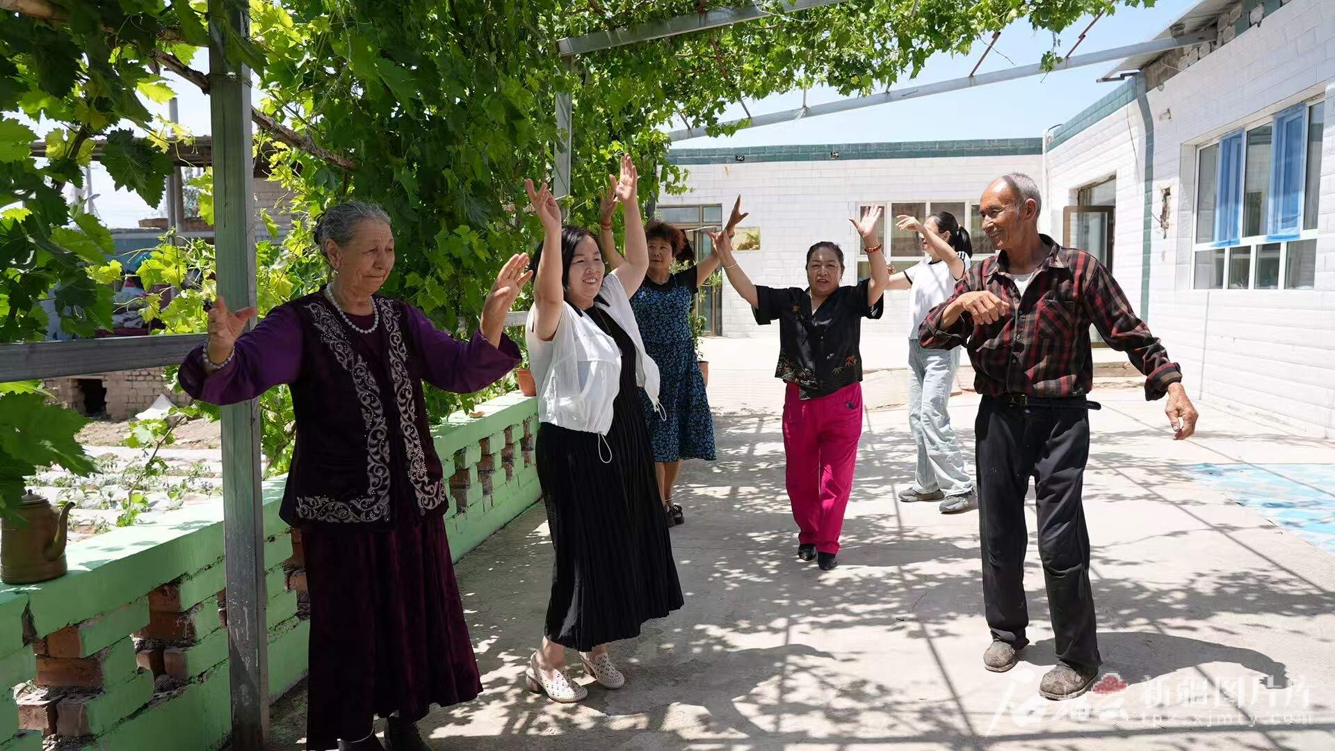 互祝福 同分享 共欢乐——新疆各族干部群众共度古尔邦节