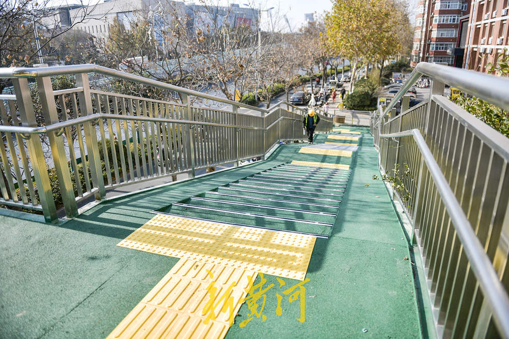 经十路泉城公园段过街天桥增电梯加盲道 市民过街“无障碍”
