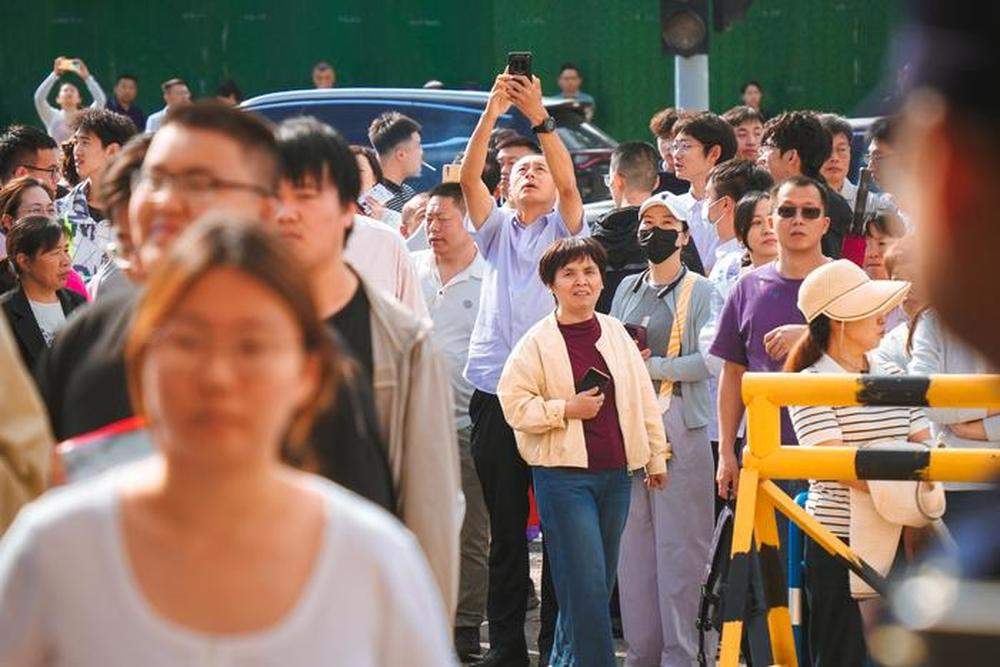 手绘高考日程表、向日葵送考团、铁骑护考路……一场大考，满城温情
