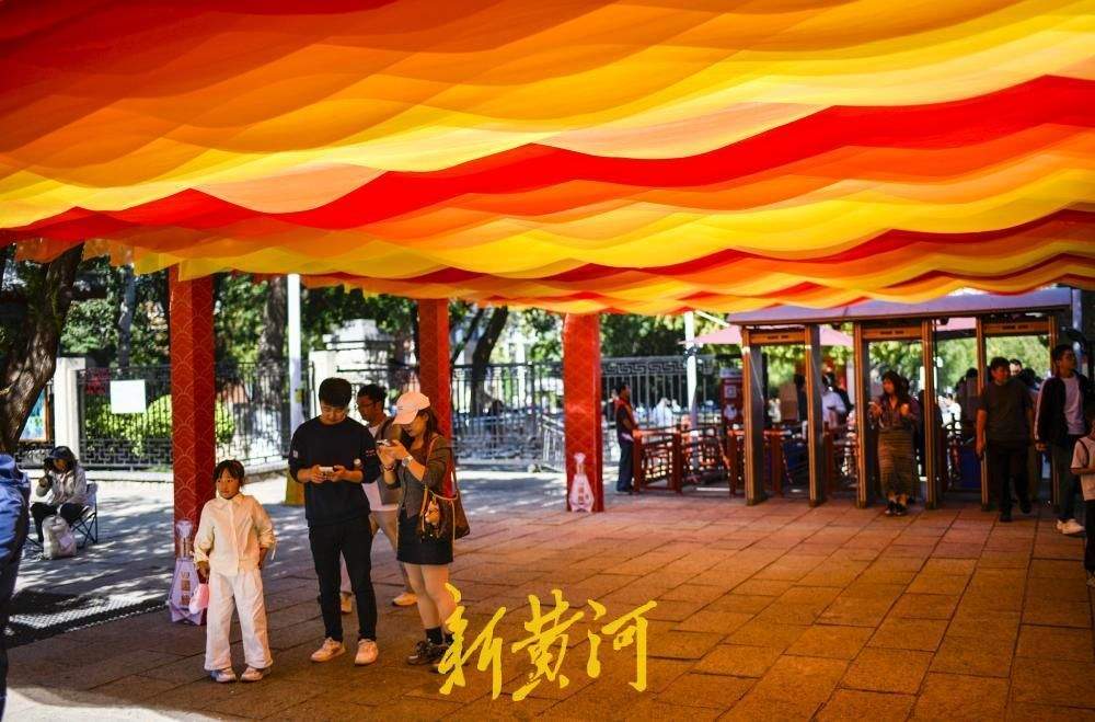 千佛山迎登山人潮 游客登高赏秋欢度国庆