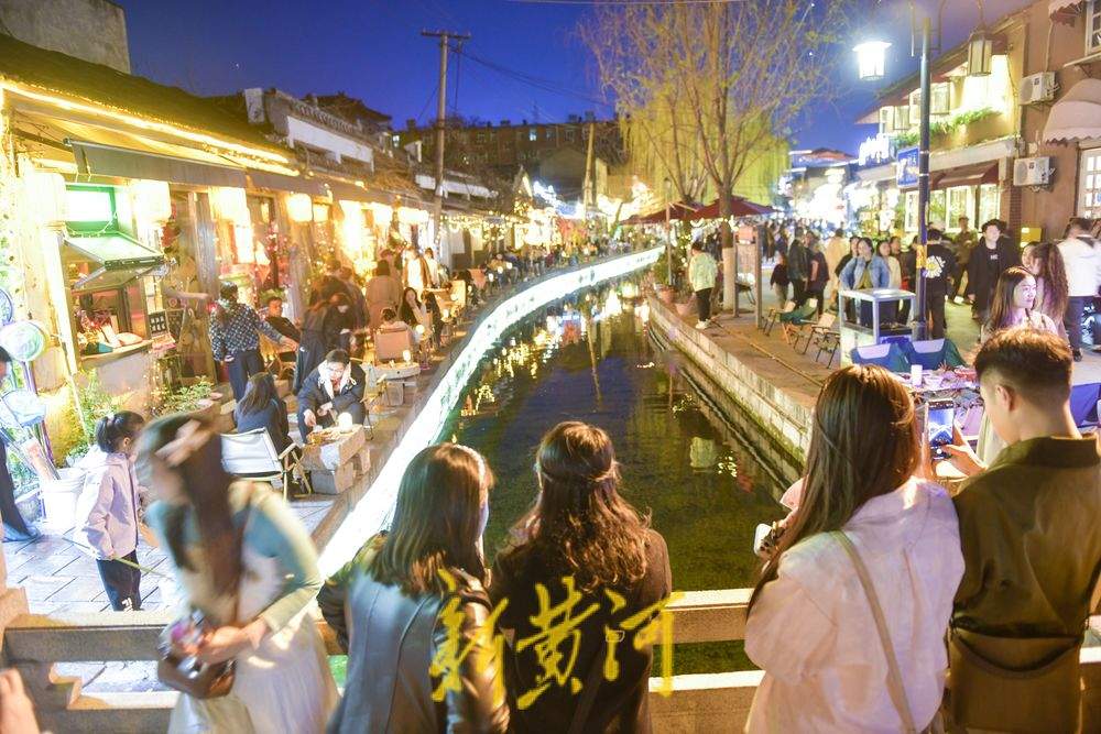 “泉”在济南过五一丨夜游泉城老街，感受泉水泡茶“市集”