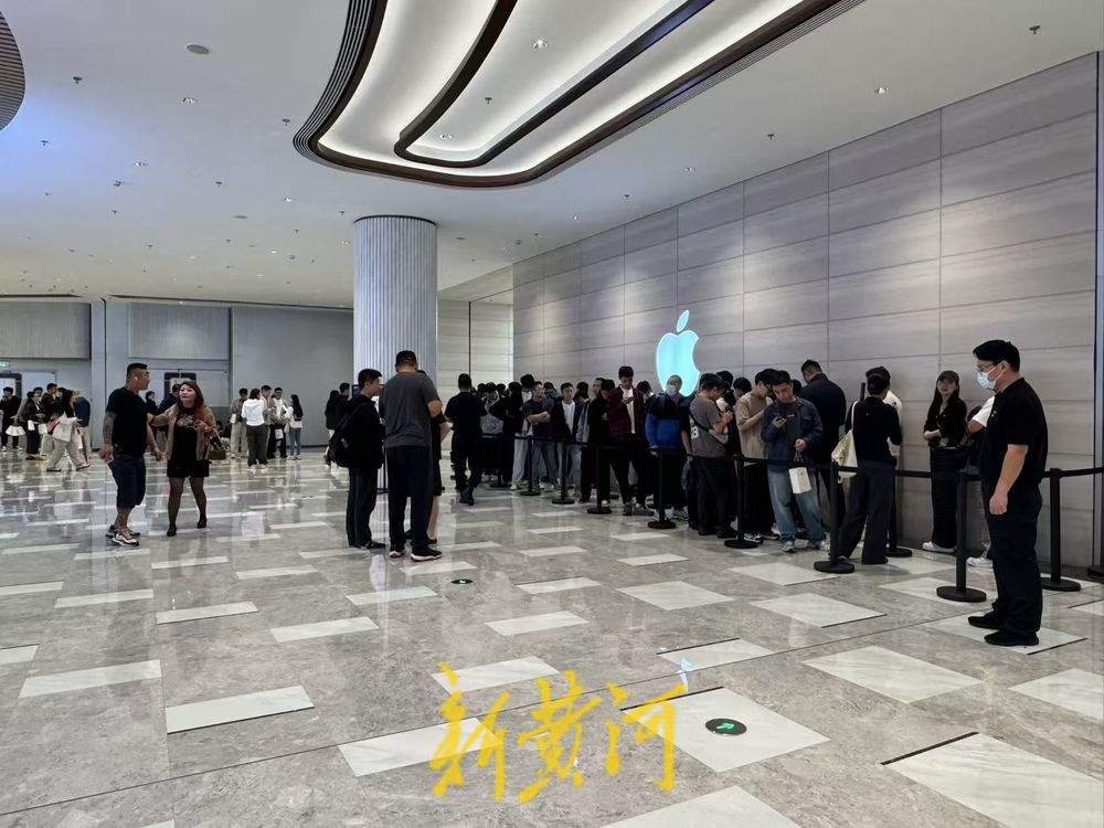 记者实探iPhone新机首销:Pro版一机难求,济南苹果店外黄牛加价600元