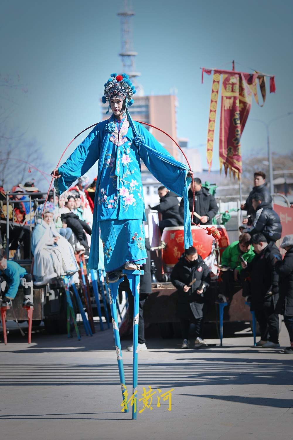 “泉”在济南过大年｜寒潮难挡迎春热，济南街头高跷队在寒风中表演