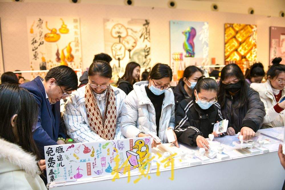 珍品汇聚展现艺术魅力 齐白石特展引来济南观展热