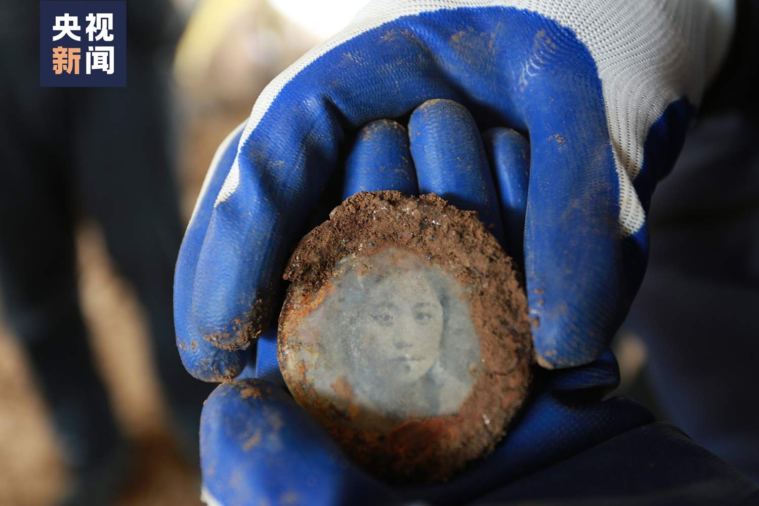 82年了,烈士手中紧紧握着一张照片……她是谁?