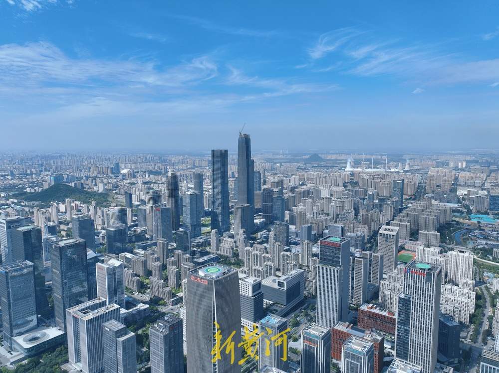 蓝天白云相映，秋日济南CBD美如画