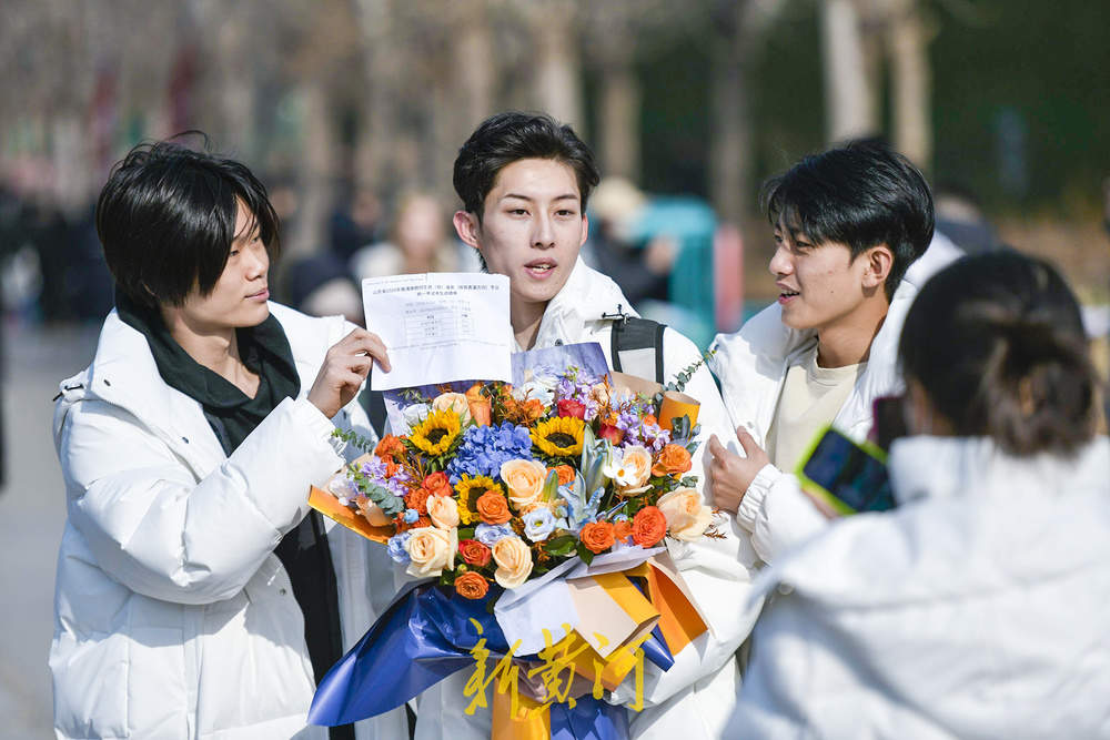 济南艺考现场打分揭晓成绩 考点外有欢笑亦有泪水