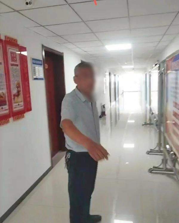 山西公职人员当众撕毁群众办事材料 当地回应