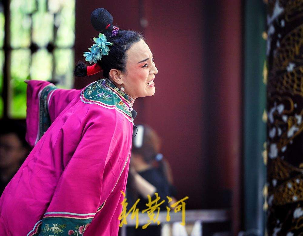 一年四季 泉在济南丨老少同乐，济南白雪楼前共赏传统吕剧《小姑贤》