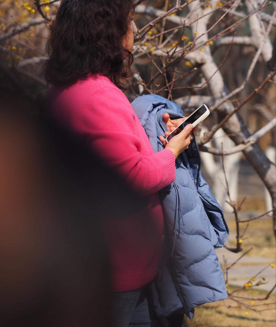 济南春光明媚气温回升，大批市民“轻装”游园