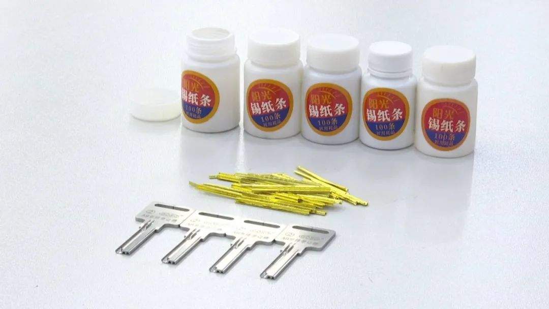 万元茅台酒不翼而飞！监控拍到三名年轻男女鬼鬼祟祟，门锁却没有破坏痕迹