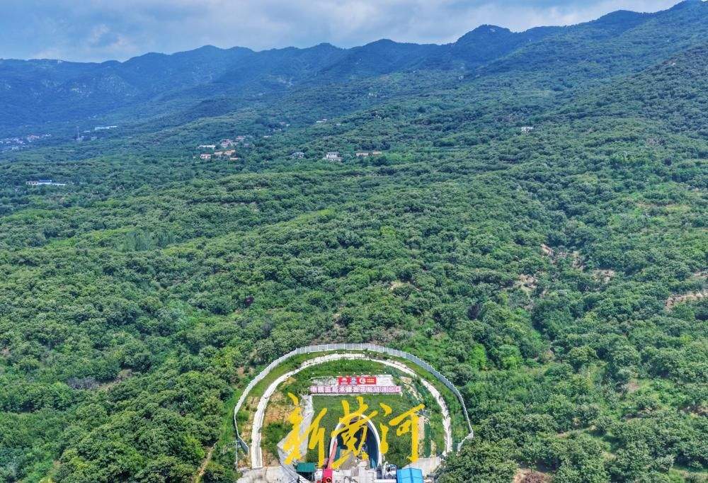 济枣铁路最长隧道杏花峪隧道出口端顺利贯通