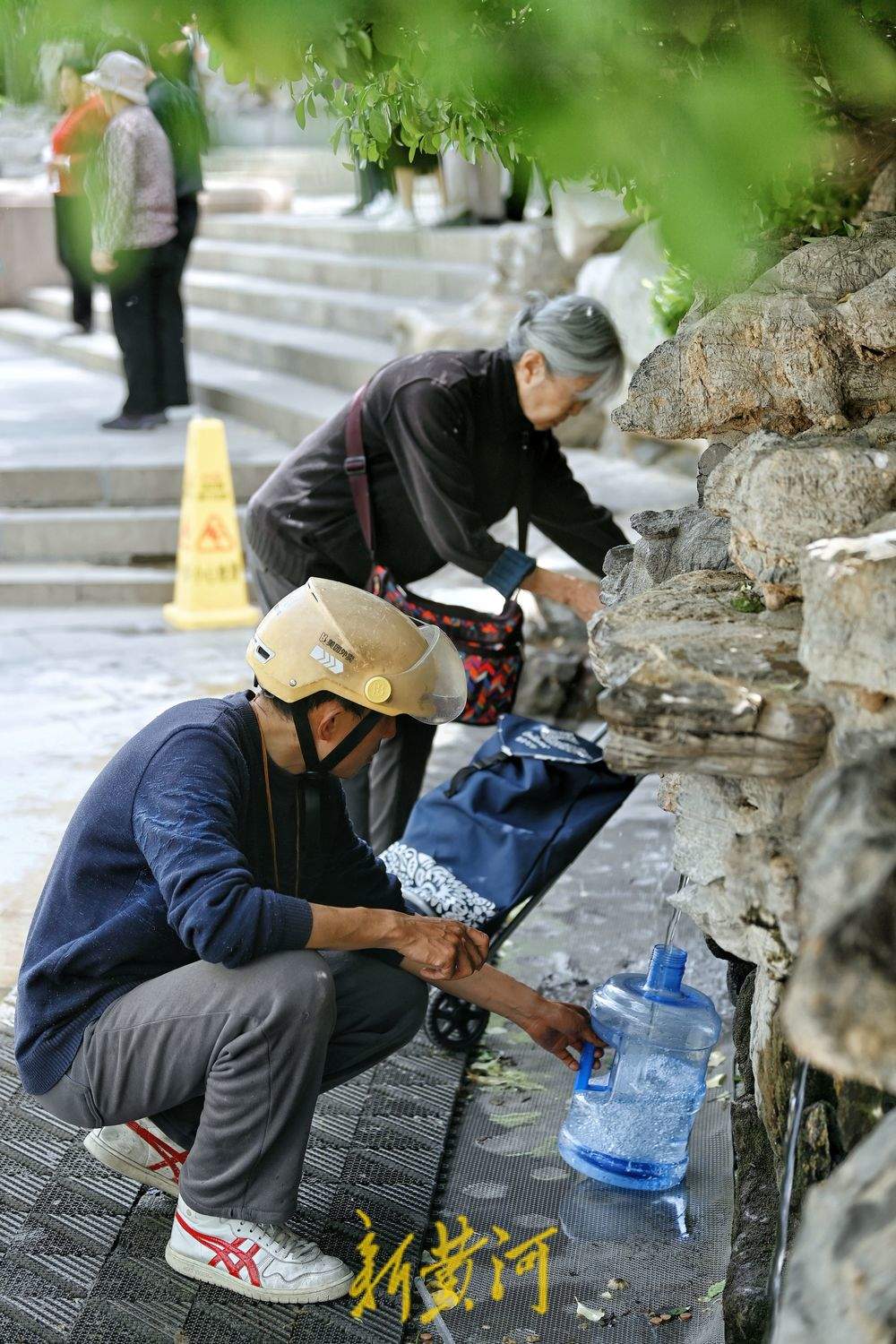 “初夏感”满满，市民护城河畔漫步享清凉