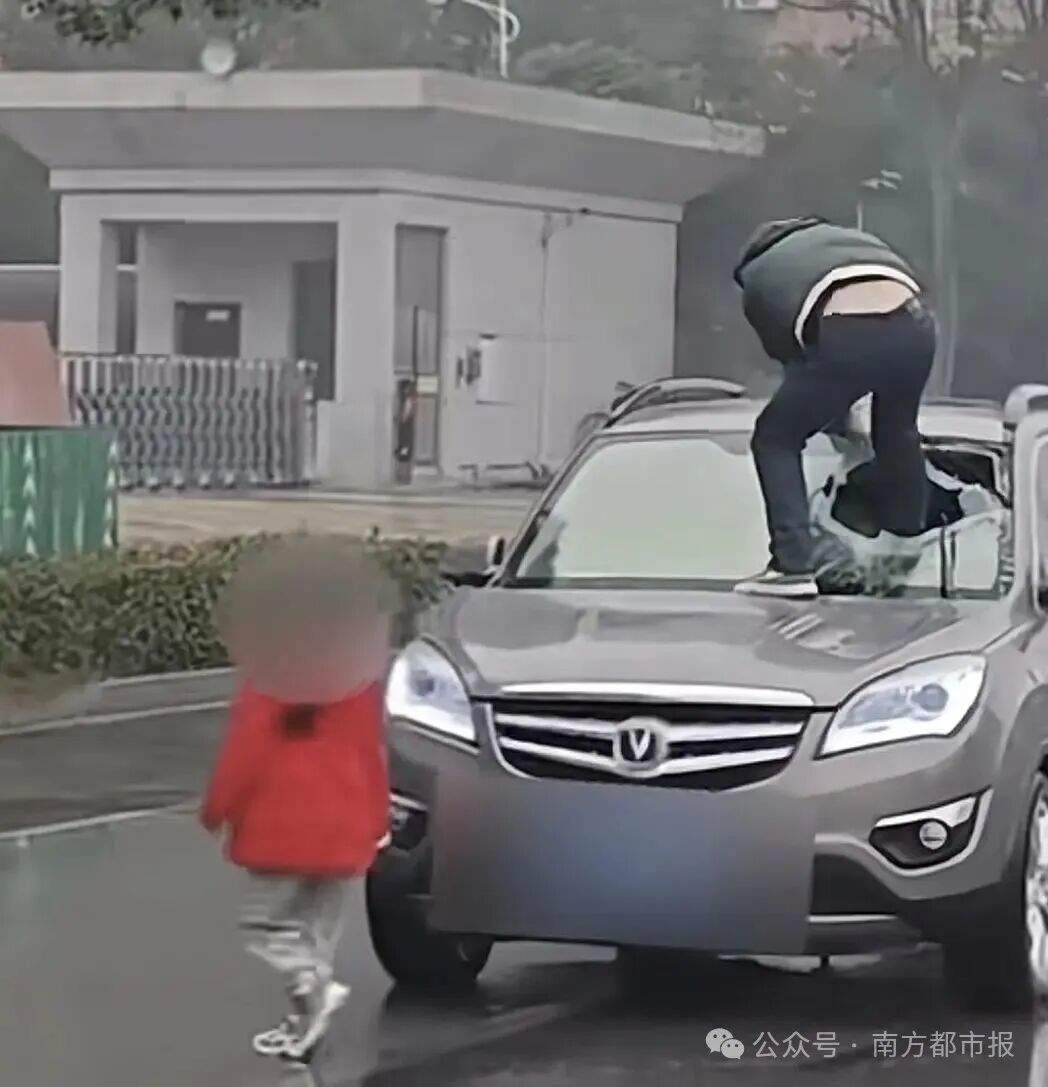 警方通报：男子情绪失控，当街拦停妻子驾驶的车辆打砸