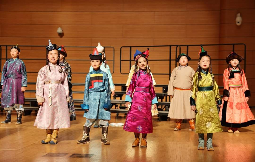 草原童声唱响青岛!呼伦贝尔五彩儿童合唱团全国公益巡演首站绽放