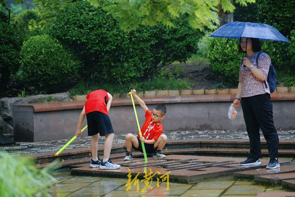 雨中戏水，别有童趣