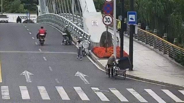 桥上推车的姑娘找到了！小林老师，你真美