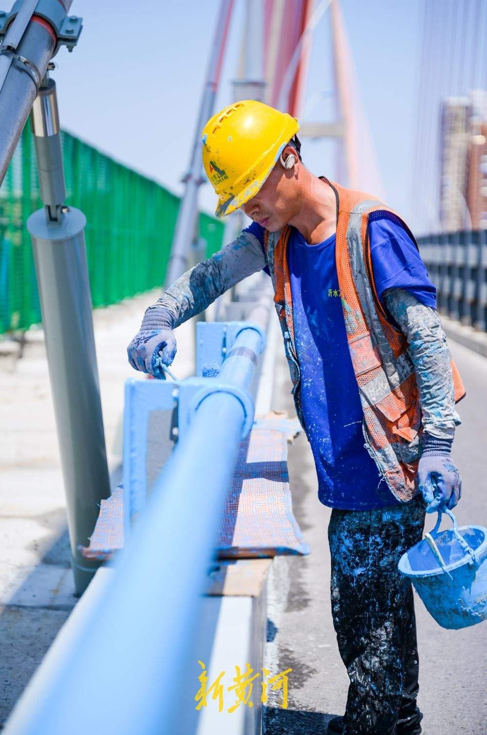 济南纬六路高架桥大修 人行道防滑层铺装与护栏修缮同步实施