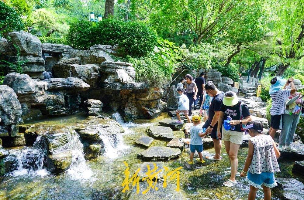 清泉叠瀑引客来 济南环城公园成夏日清凉驿站