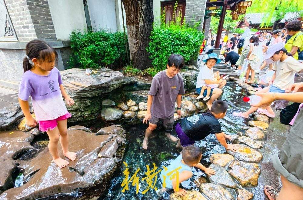 高温天气持续，“清泉石上流”景观迎来纳凉客流高峰