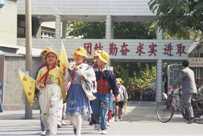 济南肖像丨一顶小黄帽 重启快乐童年