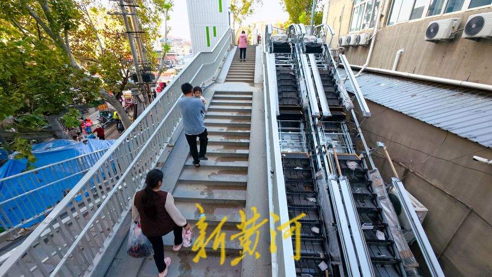 儿童医院旁过街天桥升级改造，新增无障碍电梯与缓坡步道