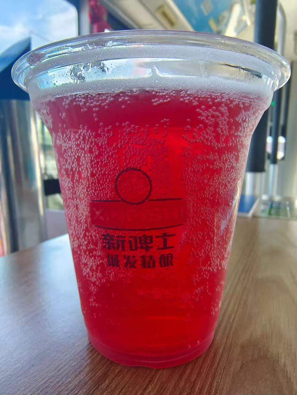 青岛现“微醺巴士”,啤酒机被搬上公交车,公交公司:乘车免费,车内提供不同价位的啤酒,周末有DJ表演