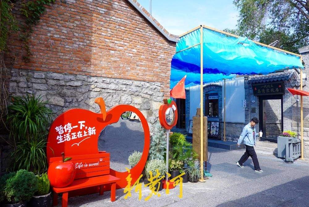 迎国庆，济南百年老街上新街换“新装”