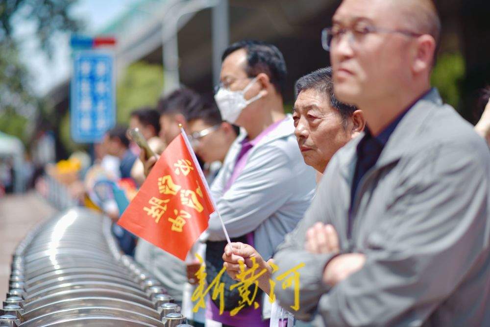 高考最后一天，家长用行动诠释无声的爱与守候
