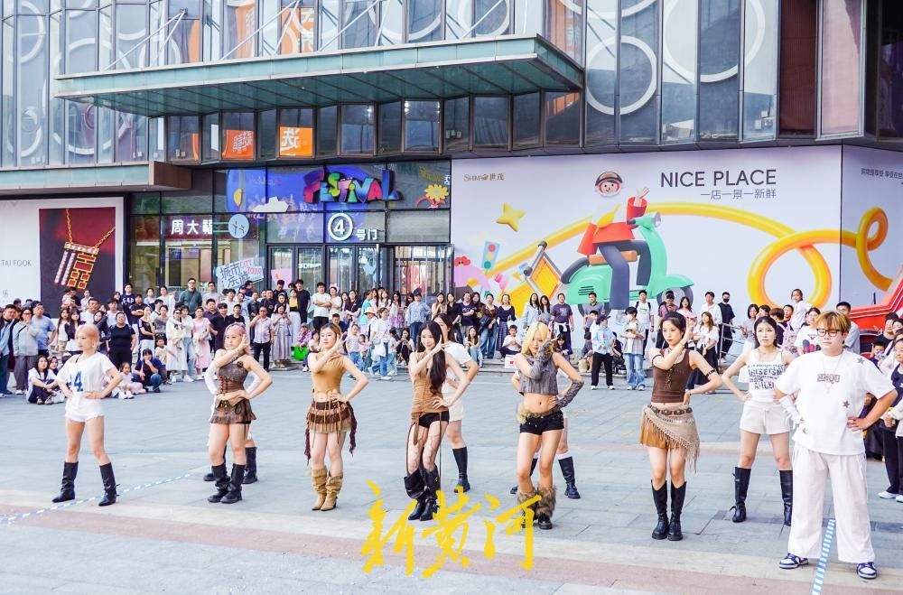随机舞蹈燃动泉城路 青春步伐绘就夏日风景线