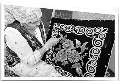 “我们的石榴，亚克西”——新疆各民族铸牢中华民族共同体意识携手建设美好新疆纪实