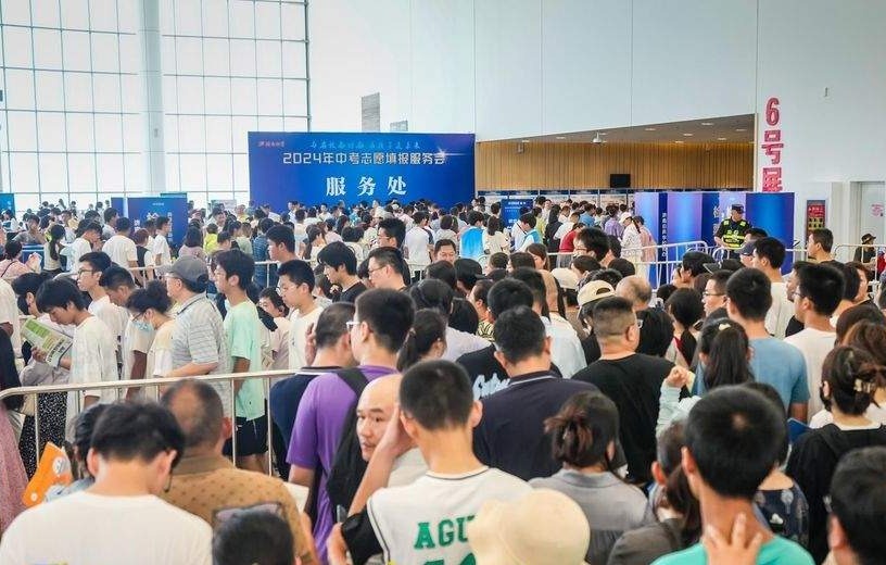 “报业牌”深入人心!第八届中考志愿填报服务会规模、人气更胜往年