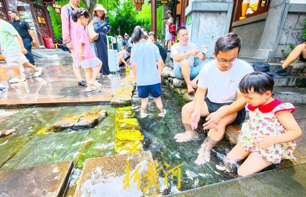 高温天气持续，“清泉石上流”景观迎来纳凉客流高峰