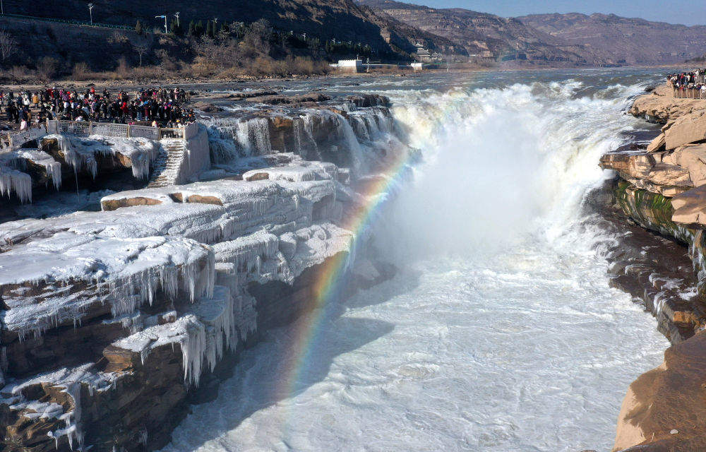 黄河壶口瀑布现“冰瀑玉壶”壮美景色