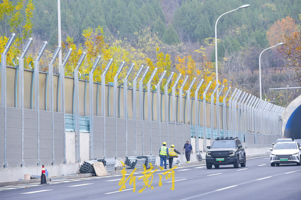 济南二环南双隧道提升改造，连接段增巨型隔音屏障