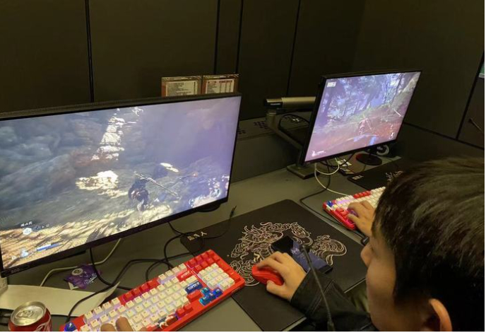 《黑神话:悟空》掀起“网吧回潮”:店内玩家超半数同时在线,其中不乏70后